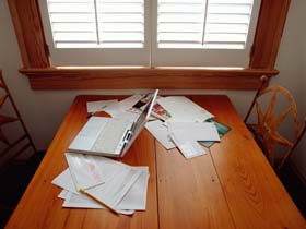 picture of desk and laptop